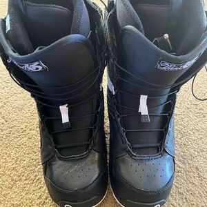 Woman’s Burton Mint Truefit 9.5 Snowboard Boots